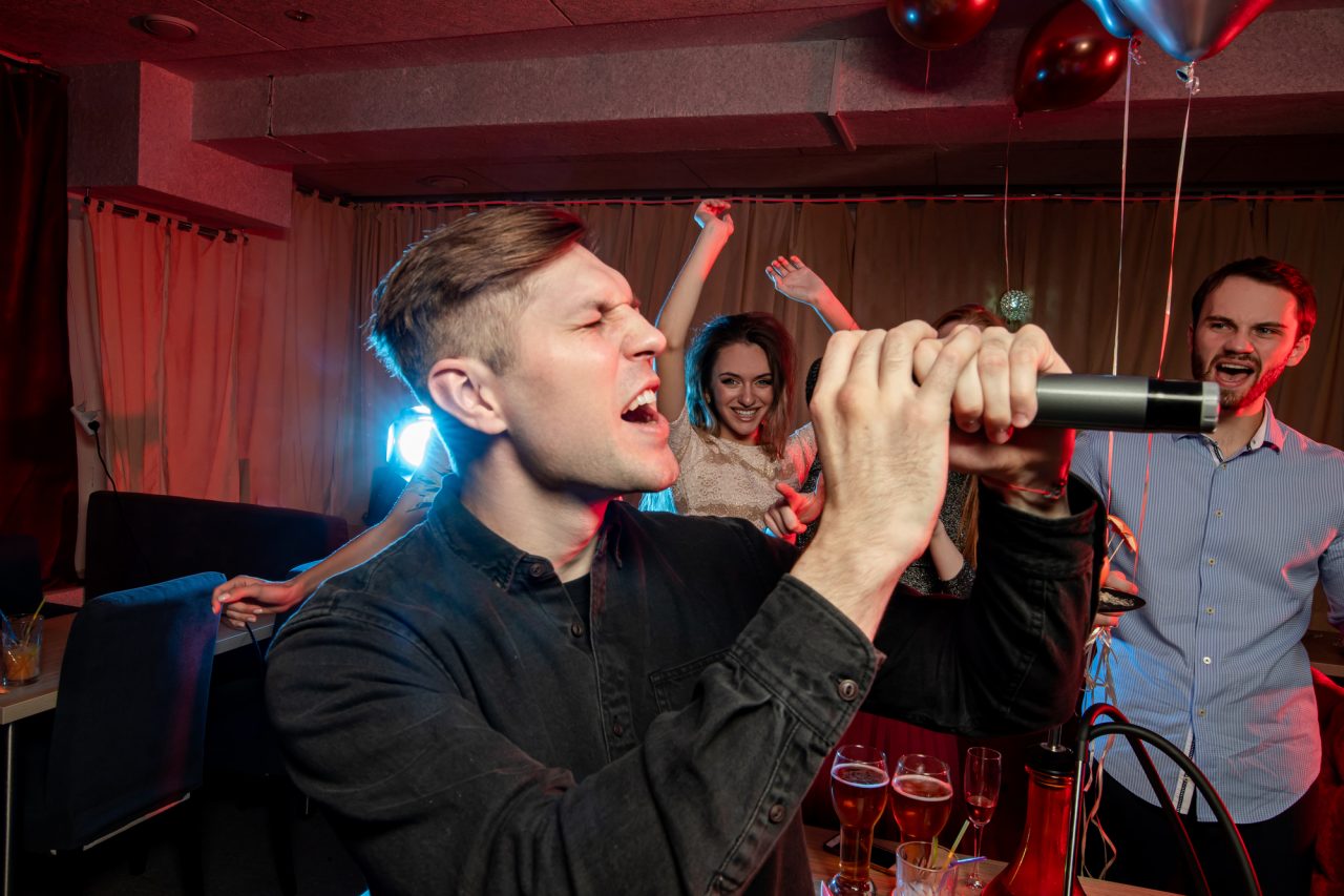 「カラオケ」は英語でKARAOKEでいいの？歌いやすい！盛り上がる洋楽も紹介| Kimini英会話